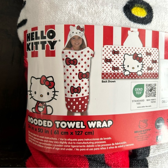 *NEW* Hello Kitty Kids' Hooded Towel Wrap - Picture 9 of 11